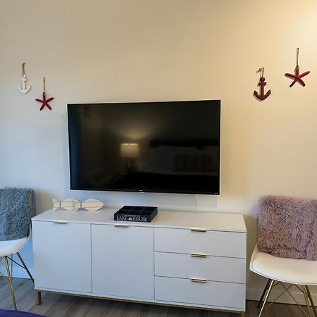 Newly Remodeled Mid-Century Modern Lake Condo Женевско езеро Екстериор снимка