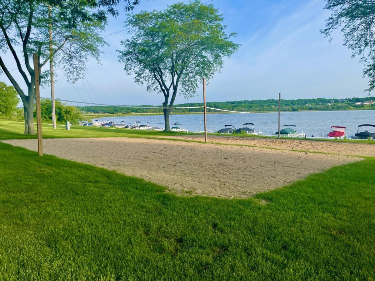 Newly Remodeled Mid-Century Modern Lake Condo Женевско езеро Екстериор снимка