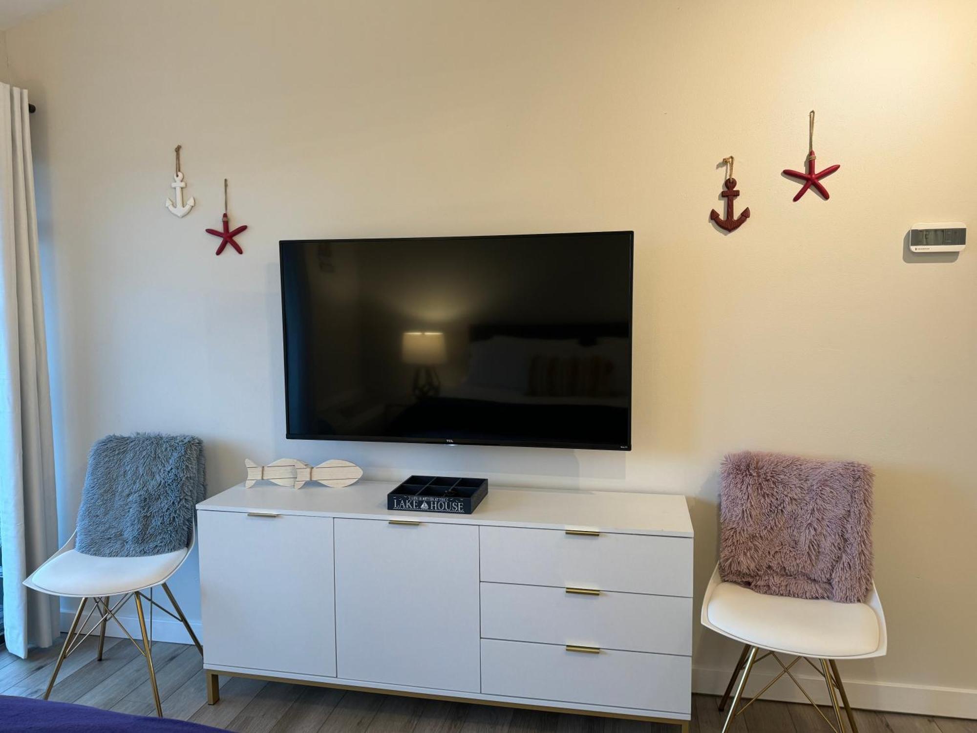 Newly Remodeled Mid-Century Modern Lake Condo Женевско езеро Екстериор снимка