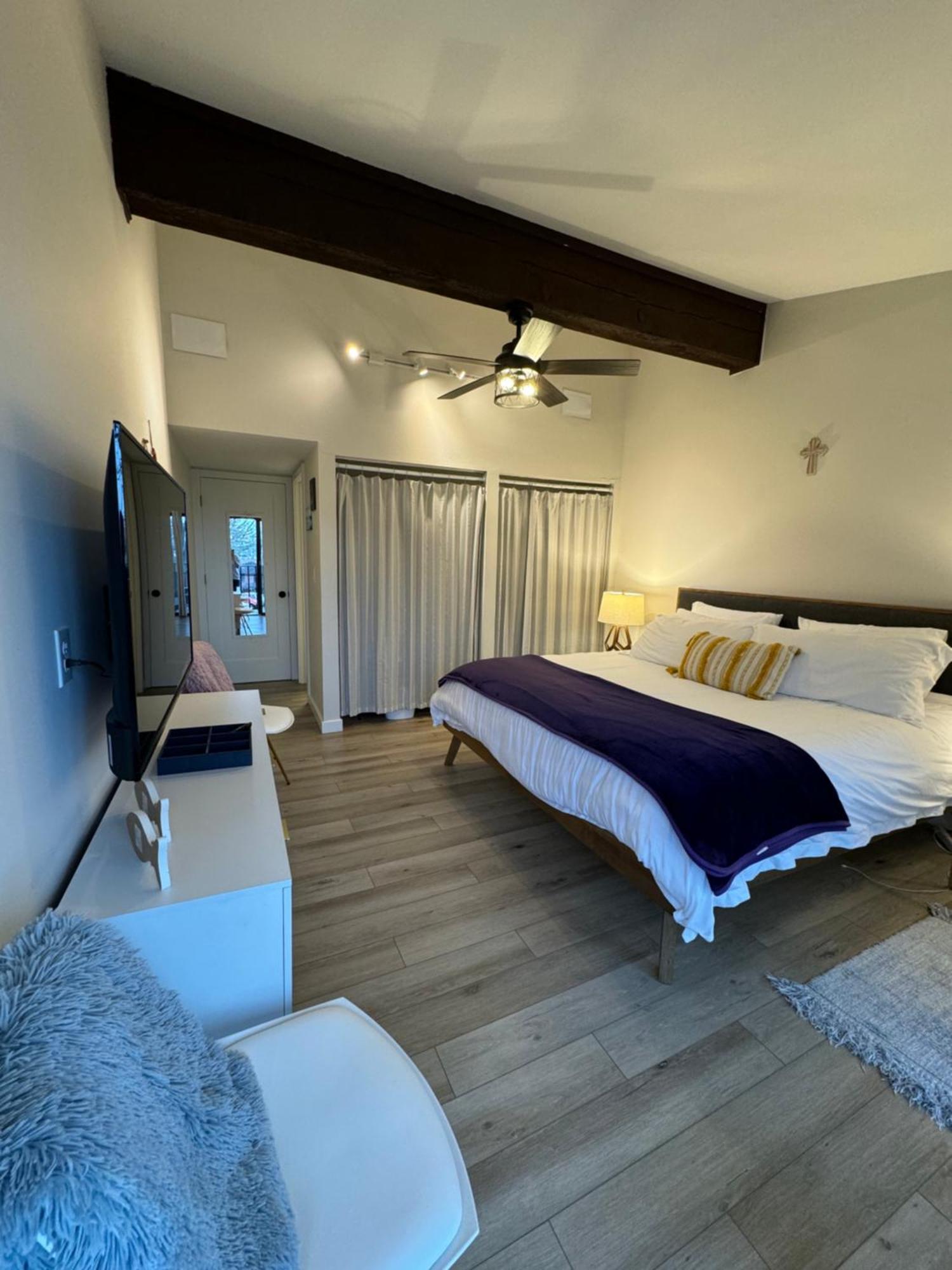Newly Remodeled Mid-Century Modern Lake Condo Женевско езеро Екстериор снимка