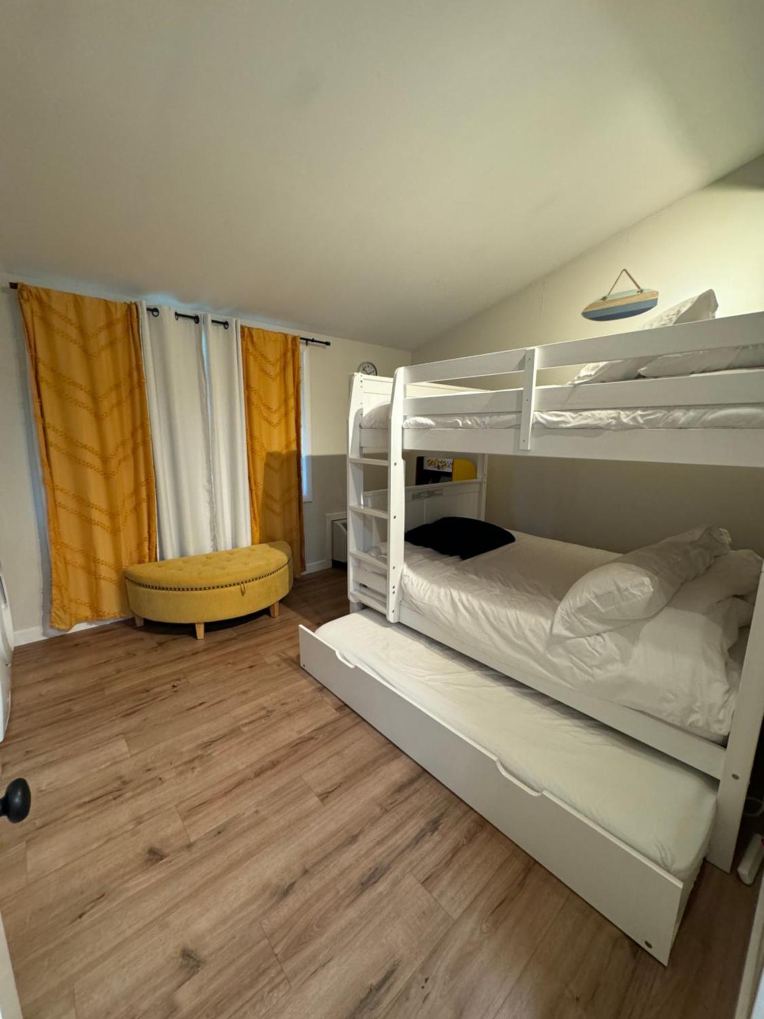 Newly Remodeled Mid-Century Modern Lake Condo Женевско езеро Екстериор снимка